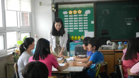 Hyojong Sohn in the classroom
